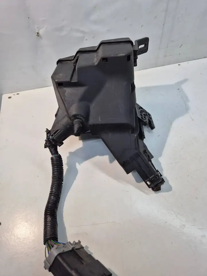 Ford Fiesta (2009 - 2012) 8V5114A075CA Крышка ящика предохранителей — фото 5