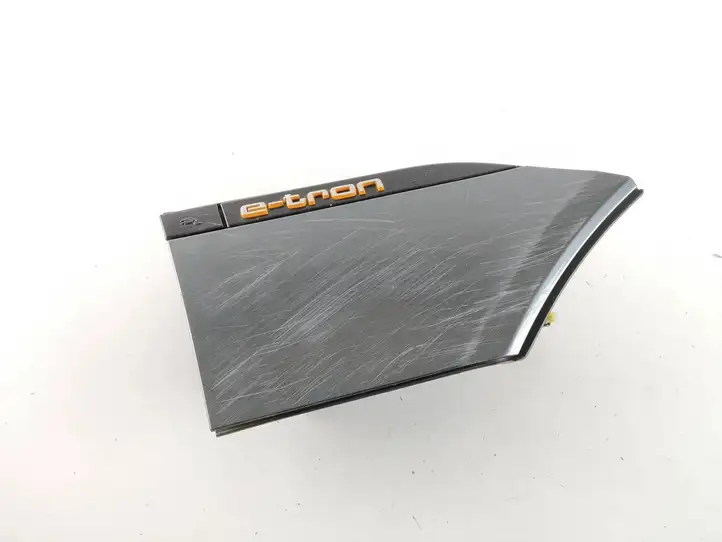 Audi e-tron (2018 - ) Крышка зарядного разъема — фото 1