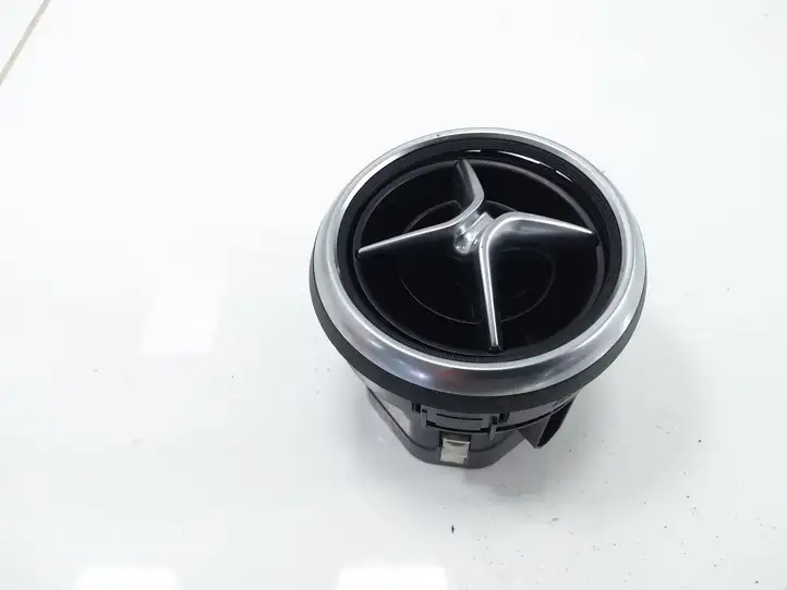 Mercedes-Benz A W176 (2012 - 2018) A1768300754 Центральный воздушный дефлектор — фото 1