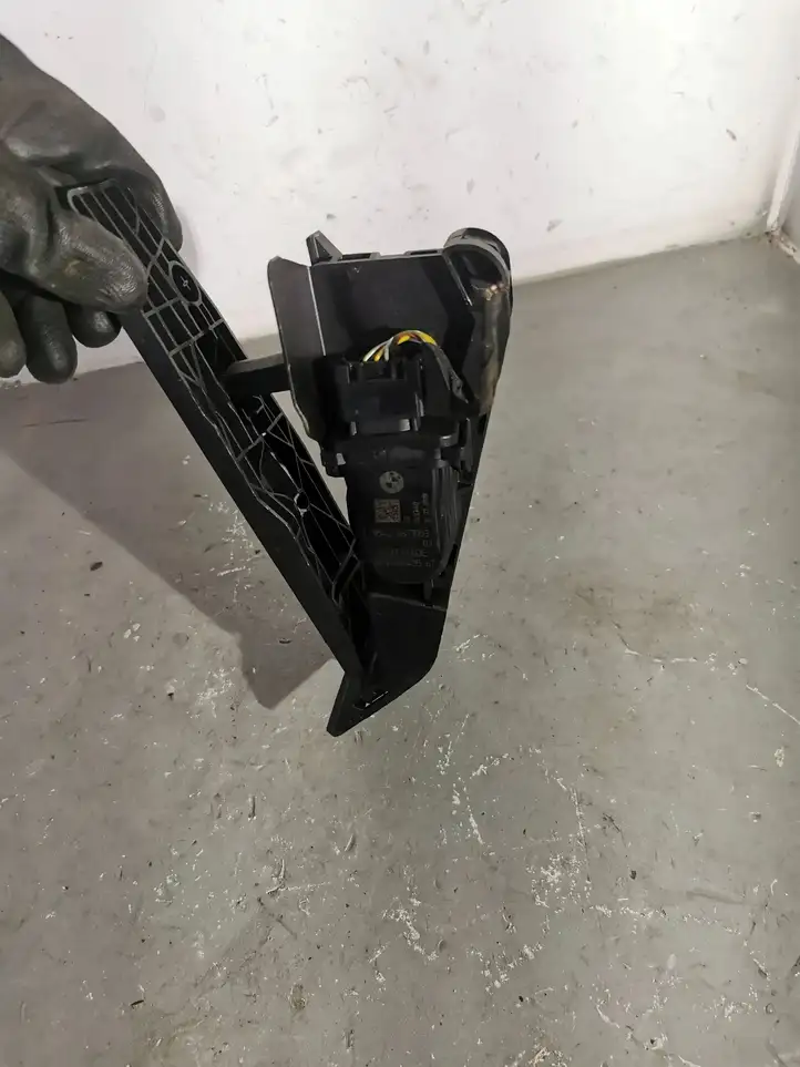 BMW 5 G30 G31 (2016 - ) 6871053 Педаль акселератора — фото 4