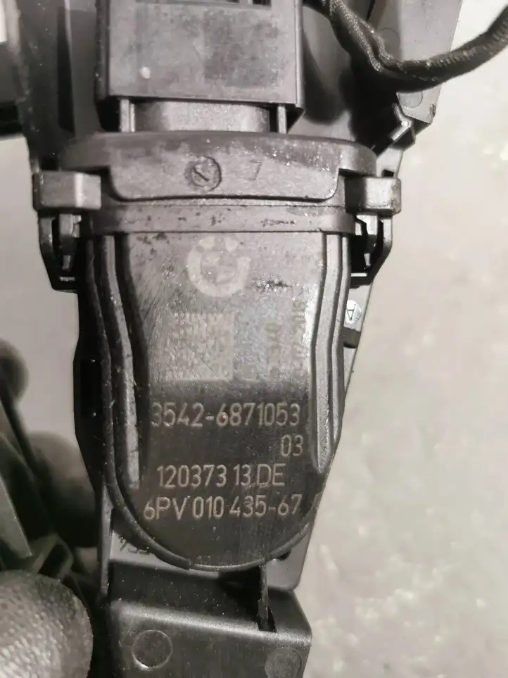 BMW 5 G30 G31 (2016 - ) 6871053 Педаль акселератора — фото 7
