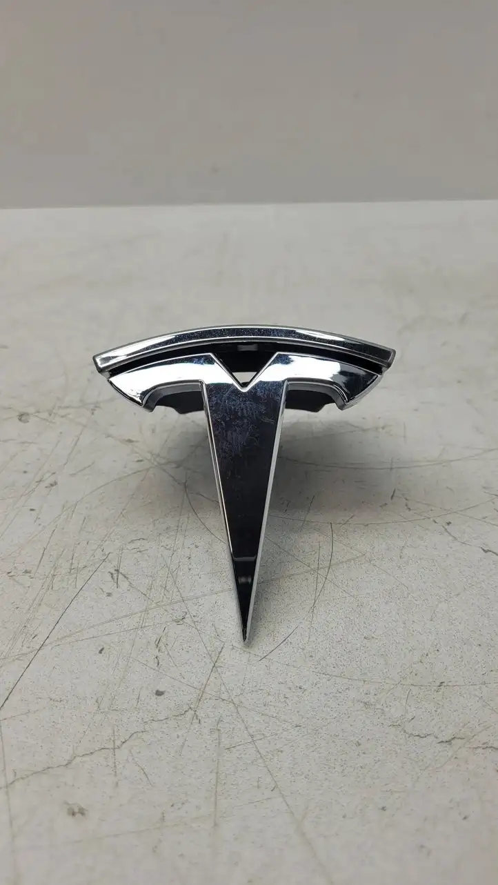 Tesla Model S (2016 - 2021) 105368600F Эмблема автомобиля — фото 2