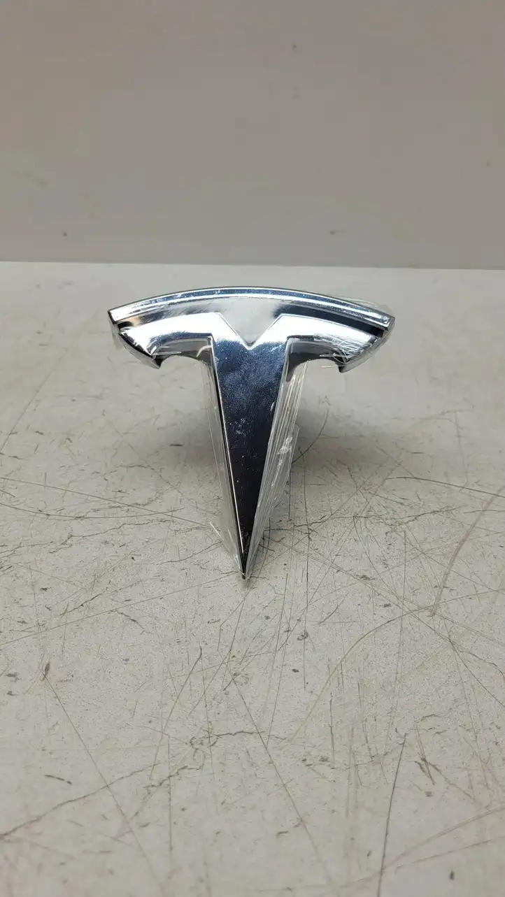 Tesla Model X (2015 - 2021) 104788400D Эмблема автомобиля — фото 1