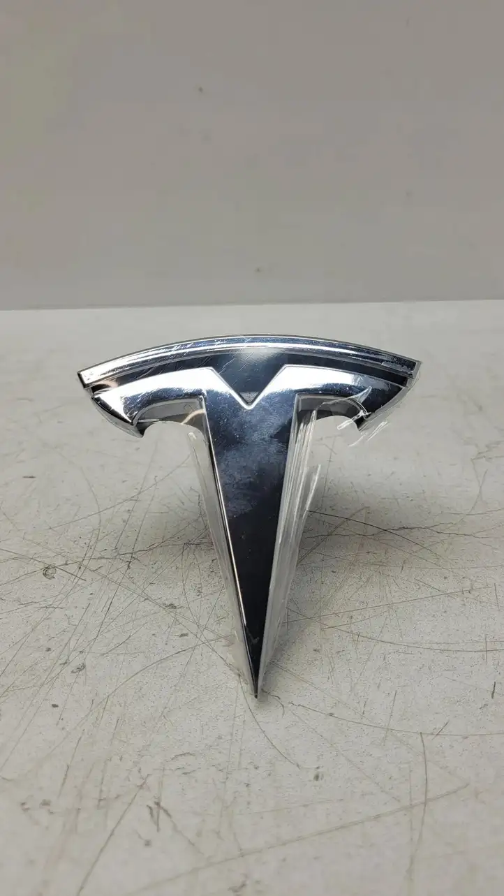 Tesla Model X (2015 - 2021) 104788400D Эмблема автомобиля — фото 2