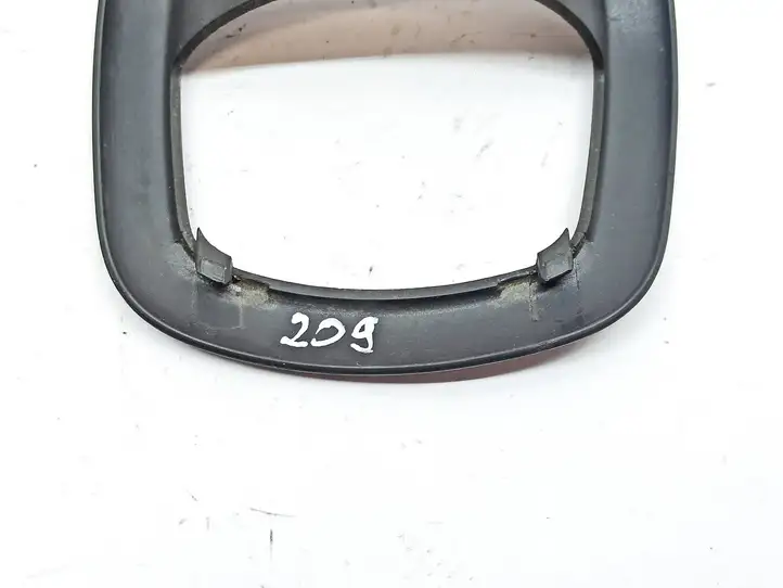 Mercedes-Benz CLK A209,C209 (2002 - 2009) 2099190120 Накладка направляющей задних сидений — фото 7