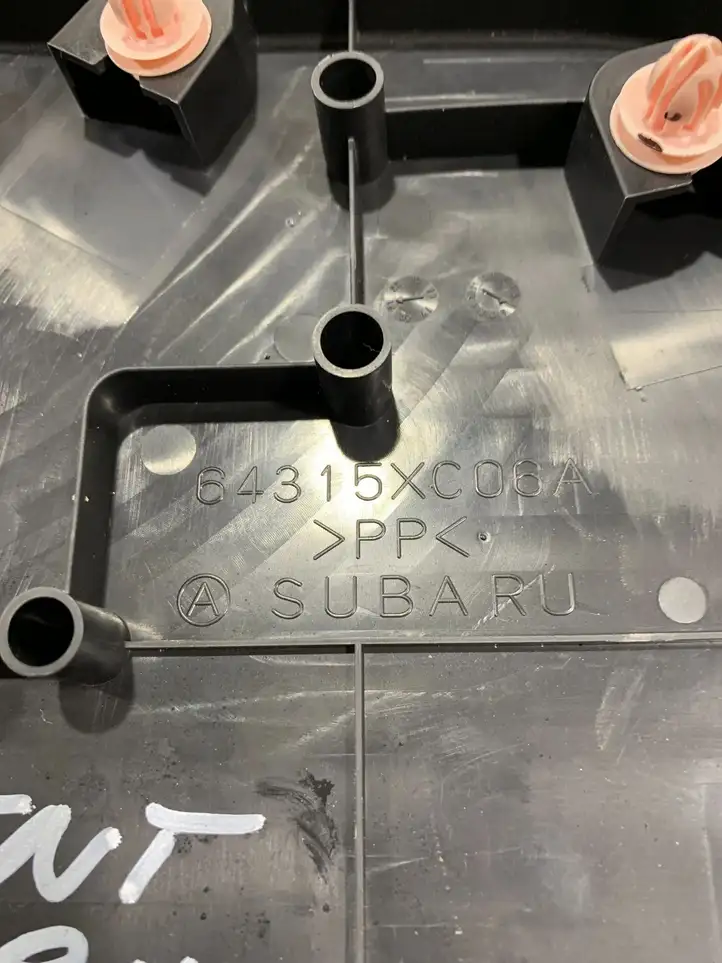 Subaru Ascent (2018 - ) 64315XC06A Накладка направляющей задних сидений — фото 3