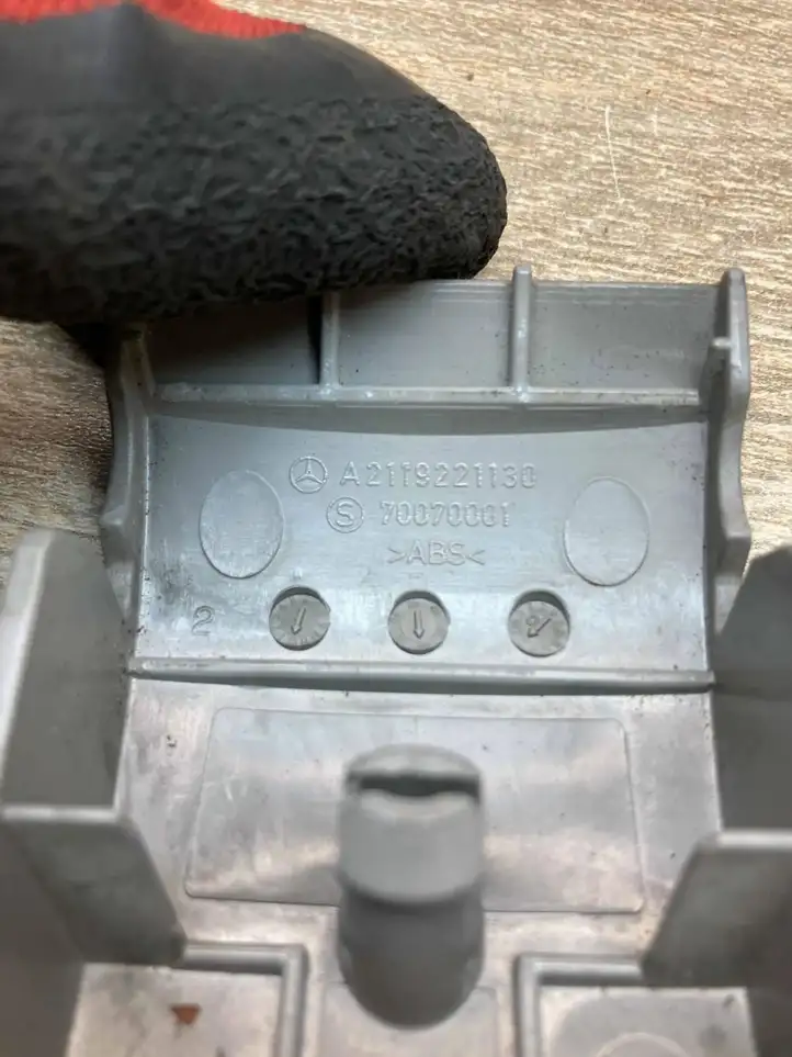 Mercedes-Benz E W211   A2119221130 Отделка рельса задних сидений