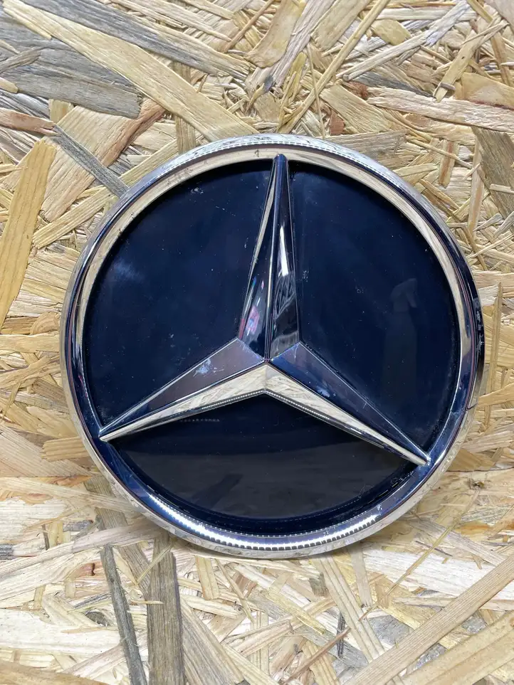 Mercedes-Benz C W205 (2014 - 2021) A0008880400 Эмблема автомобиля — фото 4