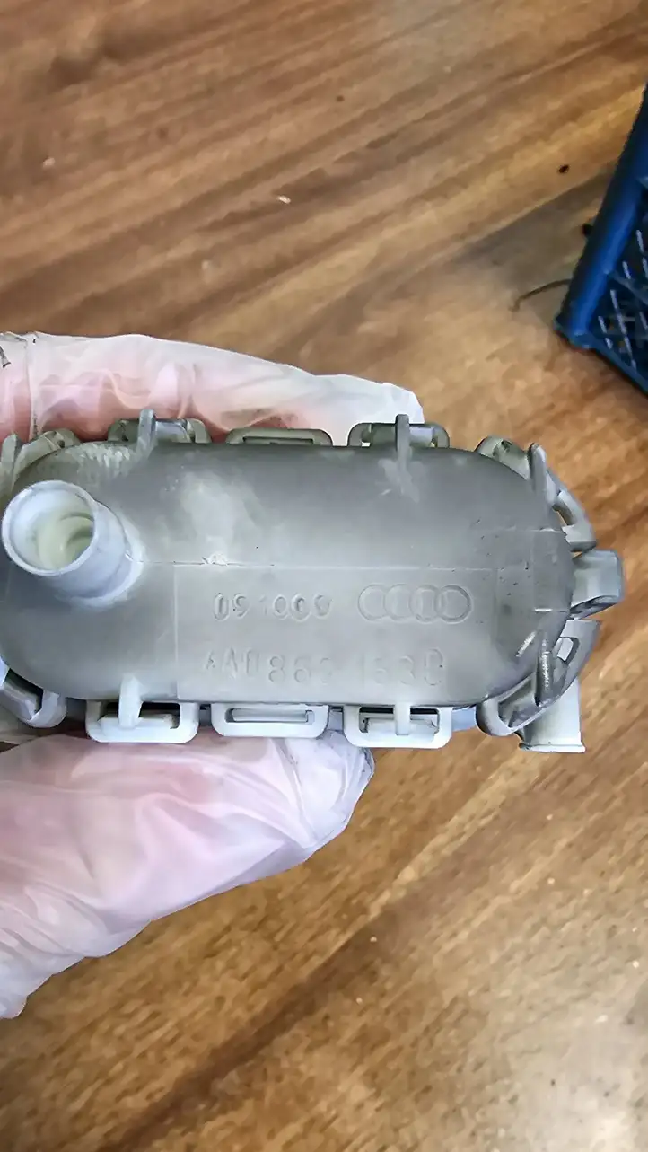 Audi A8 S8 D2 4D (1999 - 2002) 4A0862153D Вакуумный насос центрального замка — фото 3