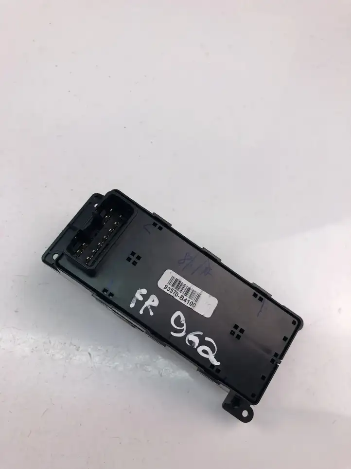 Hyundai i10 (2016 - 2019) 93570B4100 Кнопка стеклоподъемников — фото 1