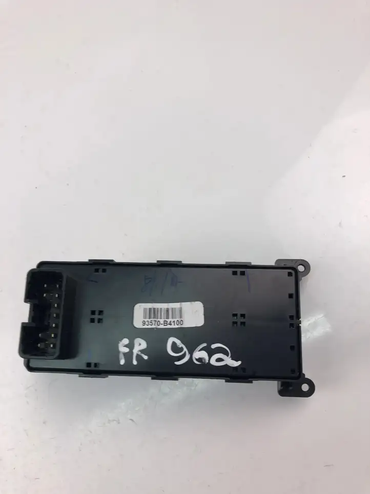 Hyundai i10 (2016 - 2019) 93570B4100 Кнопка стеклоподъемников — фото 2