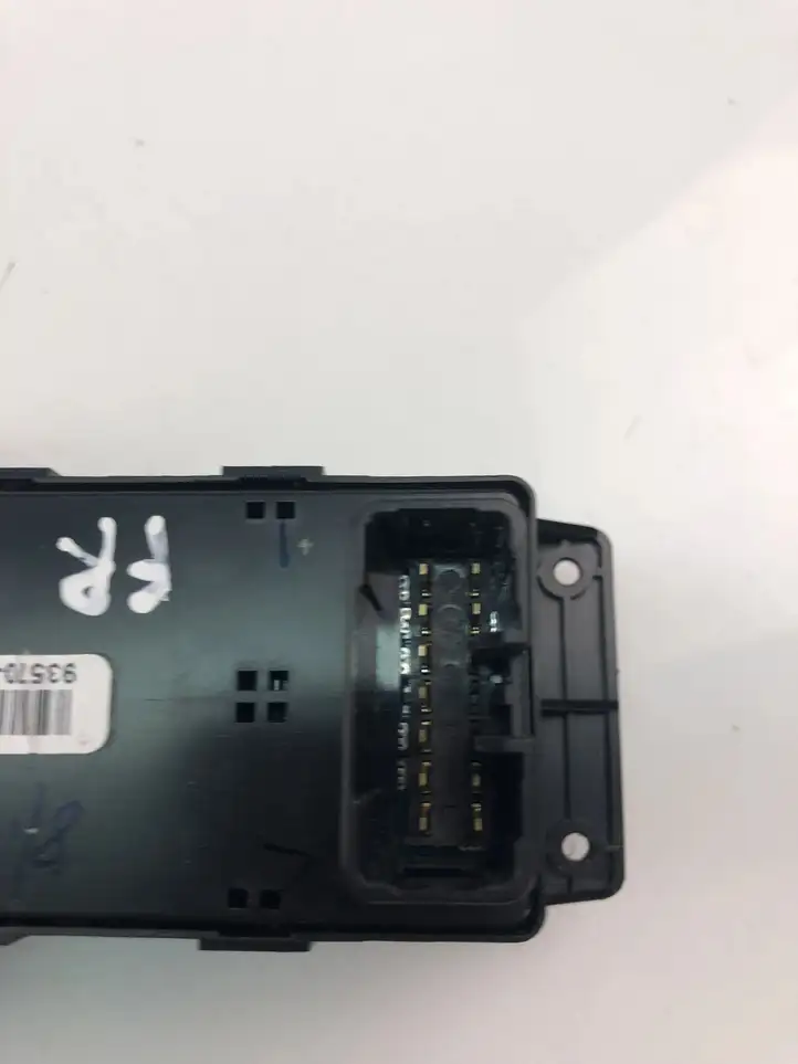 Hyundai i10 (2016 - 2019) 93570B4100 Кнопка стеклоподъемников — фото 3