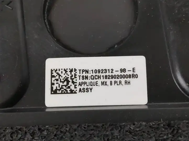 Tesla Model X (2015 - 2021) 109231298E Наружная накладка стойки B — фото 4