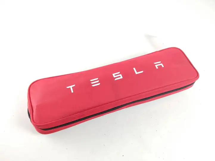 Tesla Model Y (2019 - 2024) P147507600D Автомобильная аптечка — фото 1