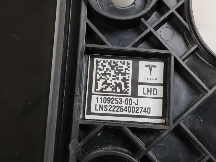 Tesla Model 3 (2017 - 2023) 110925300J Наружная накладка стойки B — фото 6