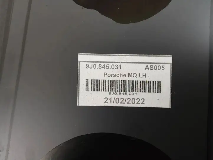 Porsche Taycan 9J1 (2019 - ) 9J0845031 Наружная накладка стойки B — фото 4
