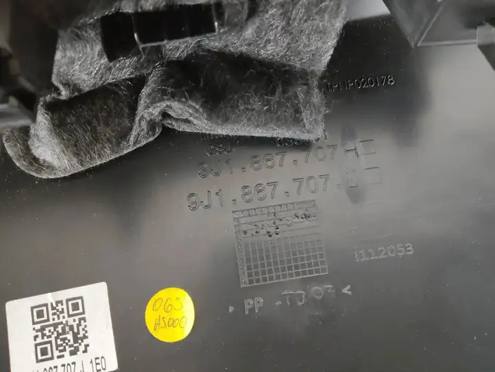 Porsche Taycan 9J1 (2019 - ) 9J1867707H Отделка порога багажника — фото 4