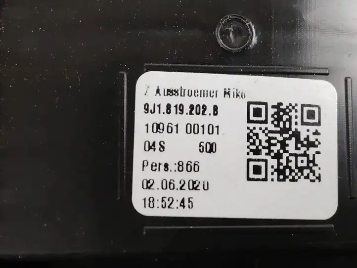 Porsche Taycan 9J1 (2019 - ) 9J1819202B Задний воздушный дефлектор — фото 4