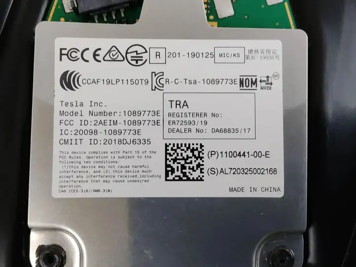 Tesla Model 3 (2017 - 2023) 110044100E Наружная накладка стойки B — фото 4