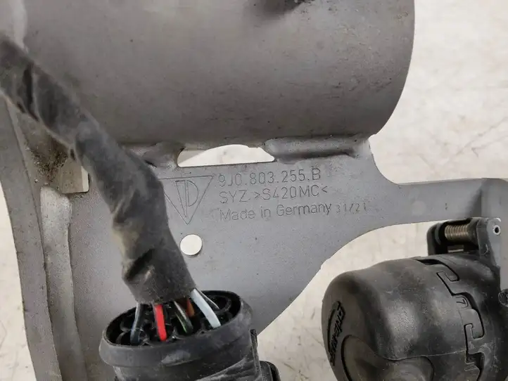 Porsche Taycan 9J1 (2019 - ) 9J0803255B Дополнительные крепления фаркопа — фото 4