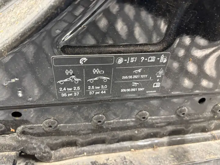 Porsche Taycan 9J1 (2019 - ) Порог кузова — фото 6
