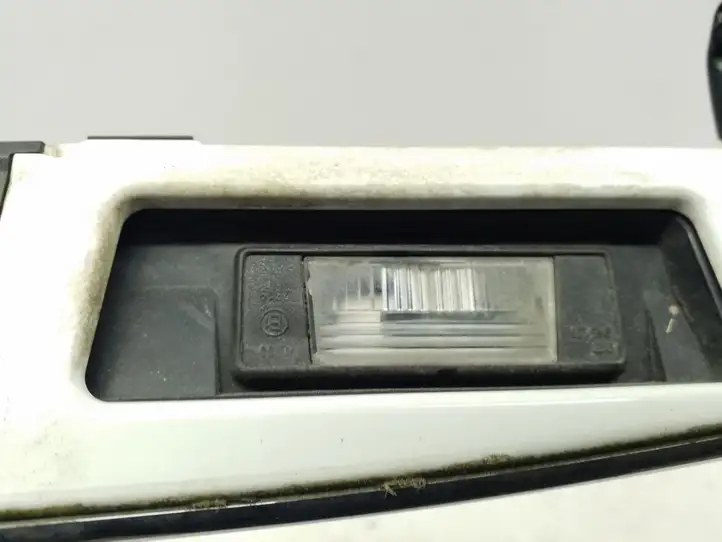 Nissan Juke I F15 (2010 - 2018) 908681KR6A Подсветка номера — фото 8