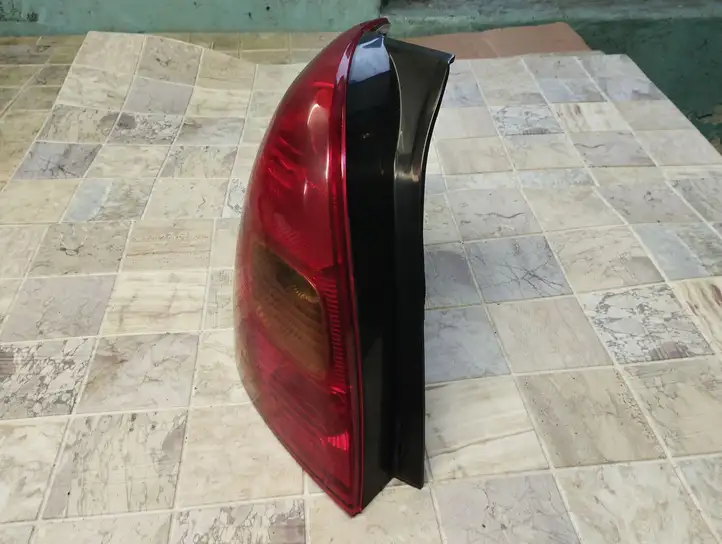 Toyota Corolla Verso E121 (2001 - 2004) 9824 Задний фонарь в кузове — фото 5