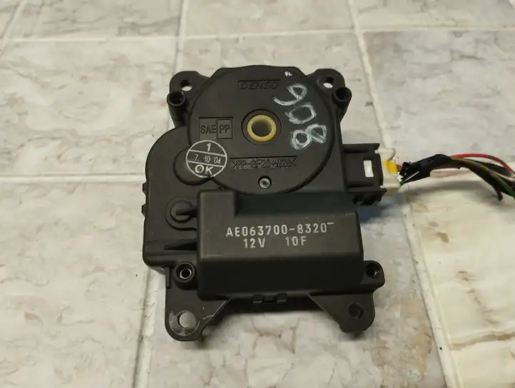 Mitsubishi Colt (2004 - 2008) AE0637008320 Двигатель задвижки потока воздуха — фото 1