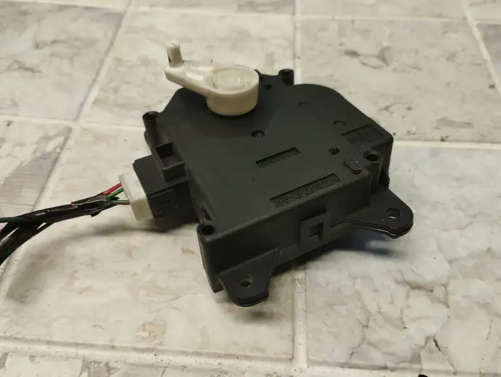 Mitsubishi Colt (2004 - 2008) AE0637008320 Двигатель задвижки потока воздуха — фото 5