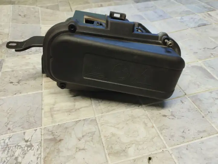 BMW 7 F01 (2008 - 2016) 7555193 Прочие детали моторного отсека — фото 1