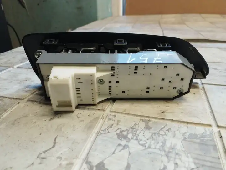 Toyota Auris 150 (2006 - 2012) 7423202550 Блок кнопок стеклоподъемников — фото 3