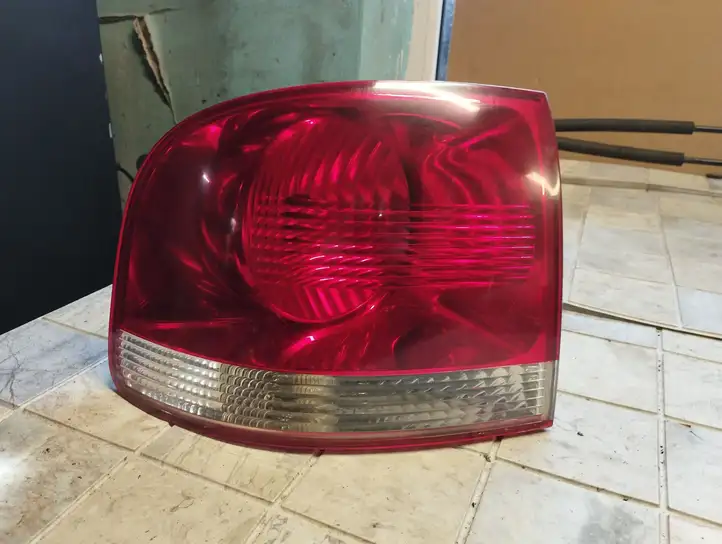 Volkswagen Touareg I (2002 - 2010) 7L6945095K Задний фонарь в кузове — фото 1