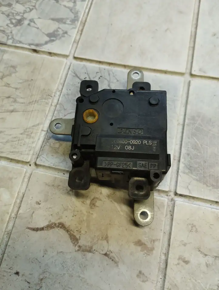 Toyota Auris 150 (2006 - 2012) 0638000920 Двигатель задвижки потока воздуха — фото 1