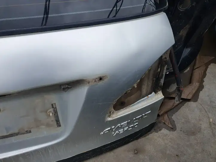 Toyota Avensis Verso (2004 - 2009) Крышка багажника — фото 3