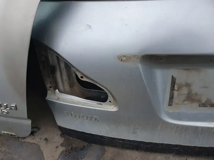 Toyota Avensis Verso (2004 - 2009) Крышка багажника — фото 5