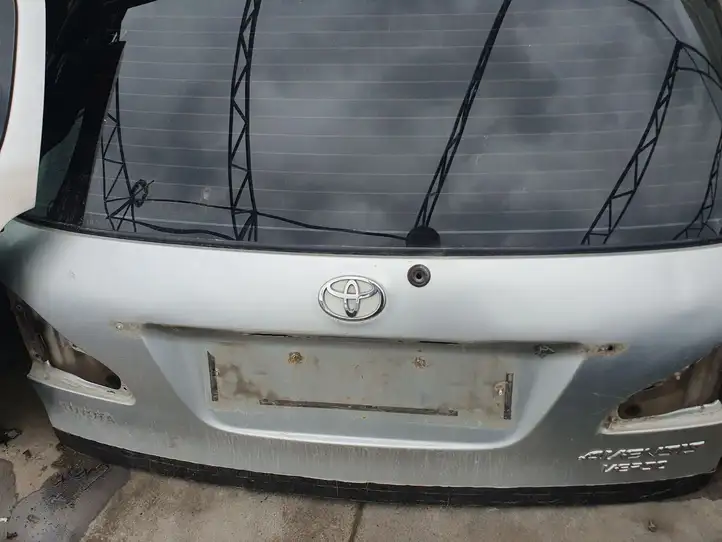 Toyota Avensis Verso (2004 - 2009) Крышка багажника — фото 6