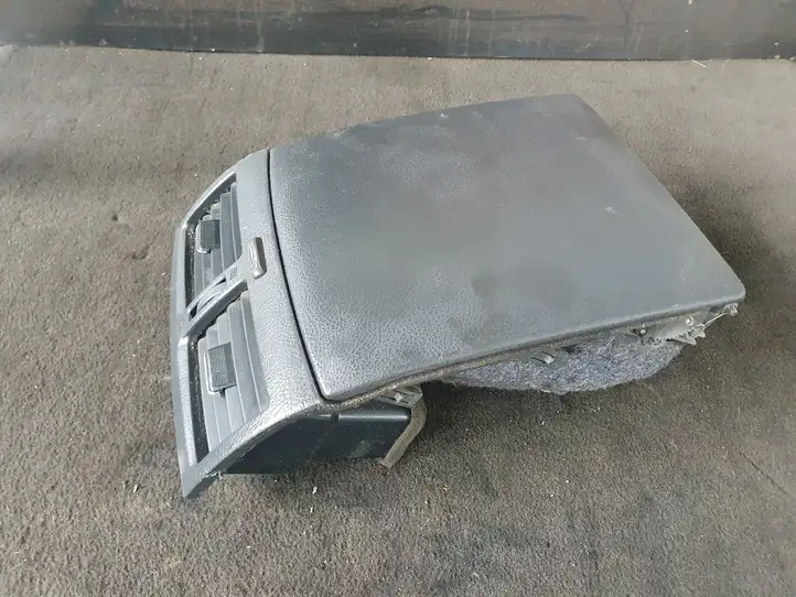 Toyota Avensis Verso (2004 - 2009) Центральный воздушный дефлектор — фото 1