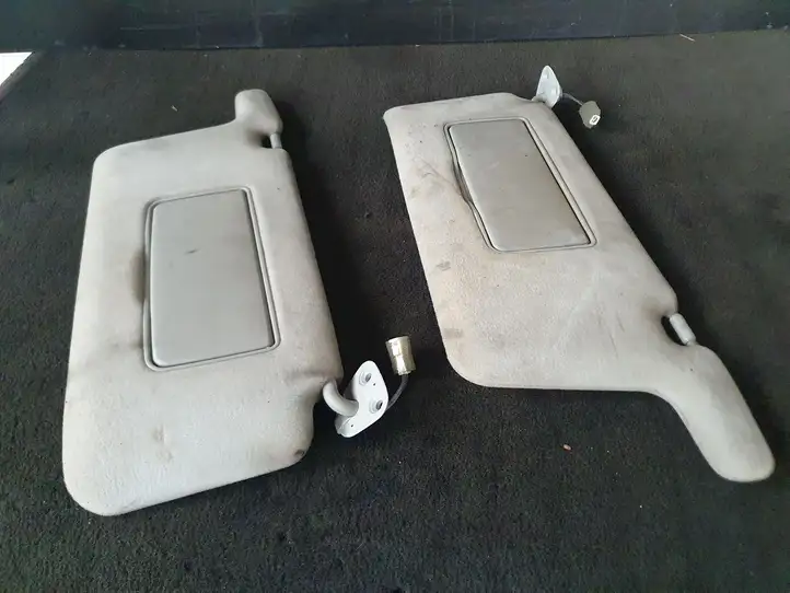 Toyota Avensis Verso (2004 - 2009) Солнцезащитный козырек — фото 1