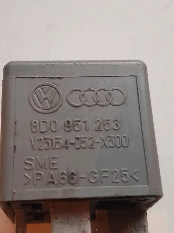 Volkswagen PASSAT B5.5 (2001 - 2005) 8D0951253 Реле вентилятора охлаждения — фото 4