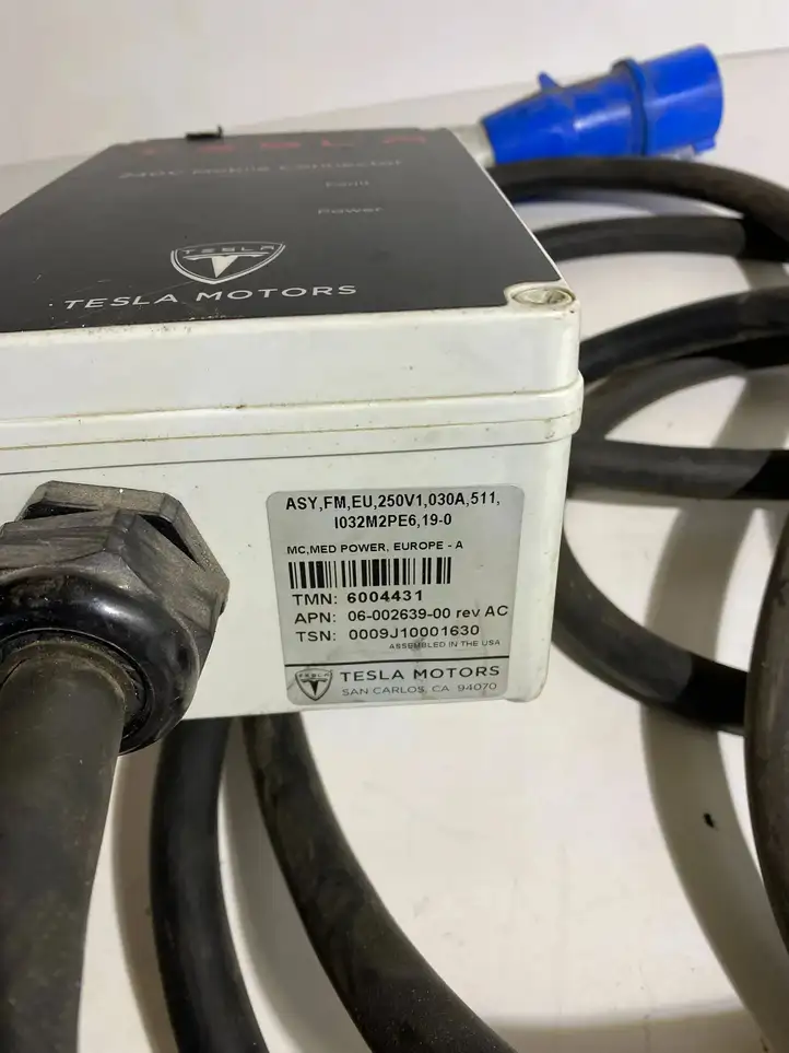 Tesla Model 3 (2017 - 2023) 6004431 Зарядное устройство — фото 1