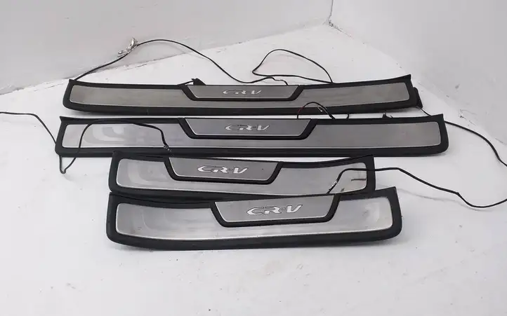 Honda CR-V (2012 - 2016) 213080814 Внутренняя отделка переднего порога — фото 1