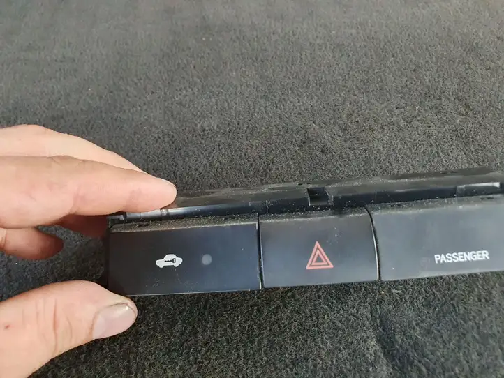 Toyota Corolla Verso AR10 (2004 - 2009) Включатель аварийных фонарей — фото 3