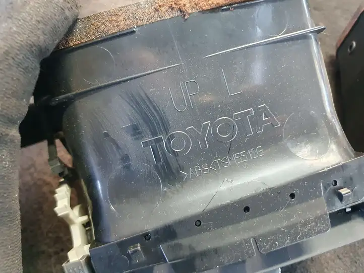 Toyota Avensis T250 (2003 - 2006) Центральный воздушный дефлектор — фото 2