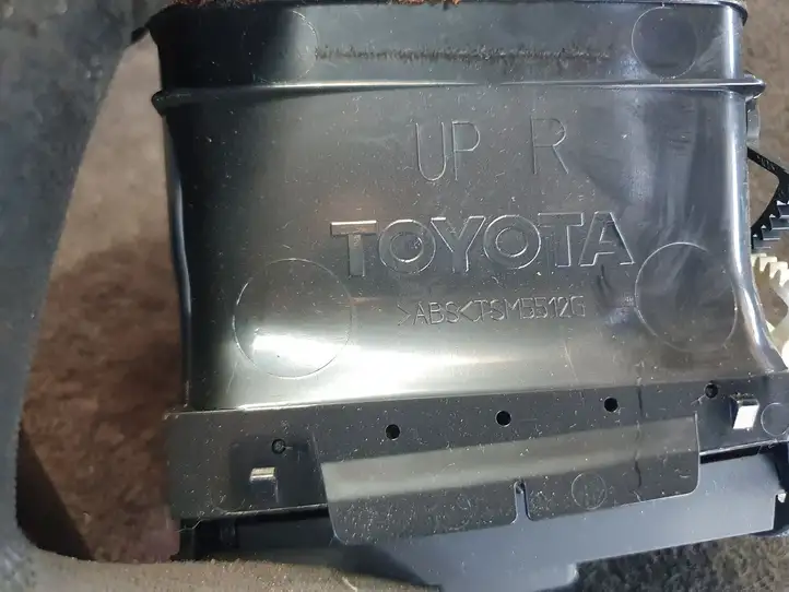Toyota Avensis T250 (2003 - 2006) Центральный воздушный дефлектор — фото 4