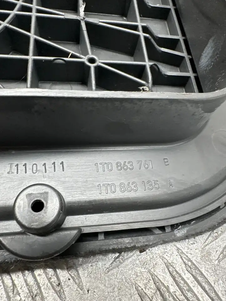 Volkswagen Touran II (2010 - 2016) 1T0863135A Прочие детали салона — фото 3