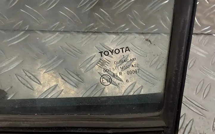 Toyota Yaris (2014 - 2019) Форточка двери — фото 2