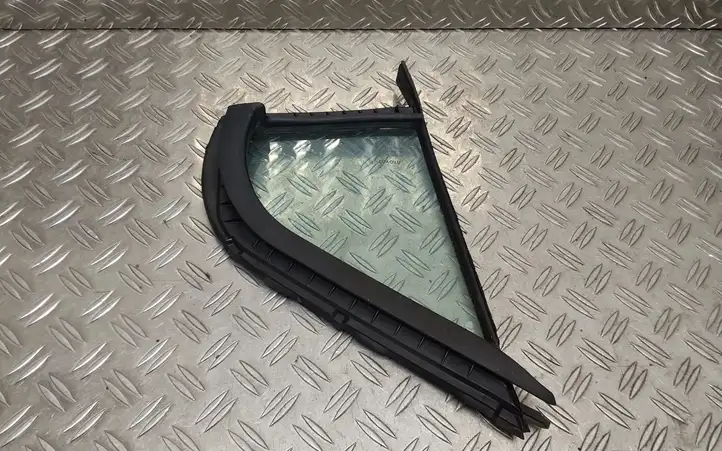 Toyota Yaris (2014 - 2019) Форточка двери — фото 3