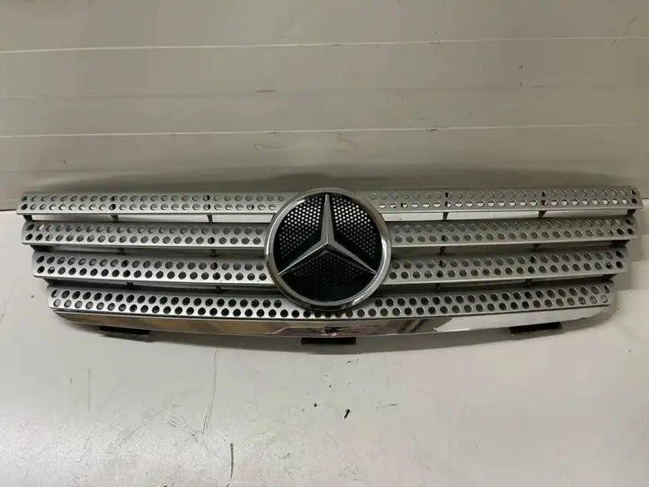 Mercedes-Benz C W203 (2000 - 2007) A2038801283 Передняя решетка — фото 1