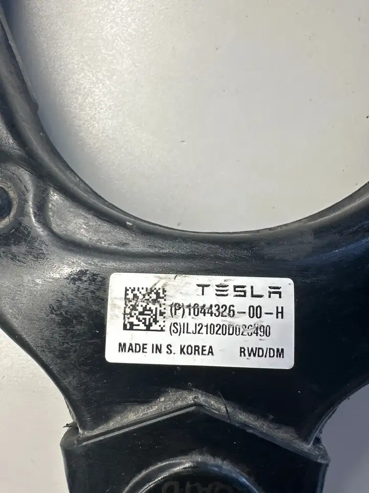 Tesla Model Y (2019 - 2024) 104432600 U-образный рычаг подвески — фото 2