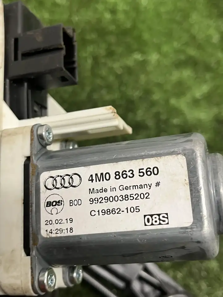 Audi Q7 4M (2015 - ) 4M0863560 Механизм шторки багажника — фото 2